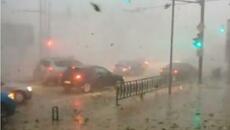 Блокирани автомобили, паднали дървета и наводнени домове след бурята в Плевен - Videoclip.bg