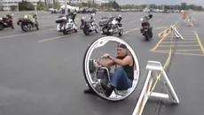 Какво ще кажете за този мотоциклет… Може да е само на една гума, но определено изглежда интересно! - Videoclip.bg