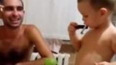 БЕЗОБРАЗИЕ! Баща учи 3-годишното си дете да пуши цигари! (ВИДЕО) - Videoclip.bg