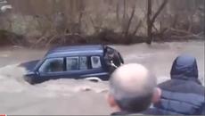 Старец спасен от водите на река - Videoclip.bg