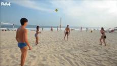 Момичета много забавно играят топка на плажа Red Bull - Videoclip.bg