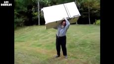Вие можете ли да си носите хладилника така (смях) - Videoclip.bg