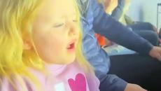 Three-year-old Miley Hawkins singing during Lewis Capaldi show at Leeds Arena - Videoclip.bg