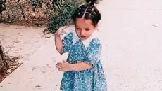 Малко момиченце се забавлява ! - Videoclip.bg