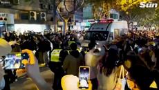 Riot police in Shanghai drag and detain anti-Covid restriction demonstrators - Videoclip.bg