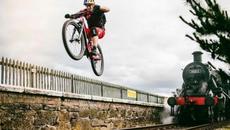 Екстремният велосипедист Дани Макаскил с Пощенска картичка от Сан Франциско - Videoclip.bg