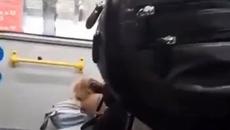 В Русия, възрастна жена беше изхвърлена от автобус, защото е против войната в Украйна - Videoclip.bg