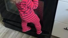 Toddler Makes Mess With Icing While Eating Cake Sneakily - Videoclip.bg