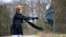 Времето днес 18 февруари 2023 г. - Опасно ветровито в събота, с пориви до 90 км/ч - Videoclip.bg