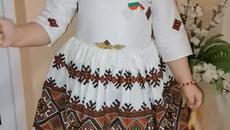 Малко момиченце разказва стихче за "Свободна" България - Videoclip.bg