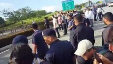 Al-Sultan Abdullah mencemar duli lawat lokasi pesawat terhempas - Videoclip.bg