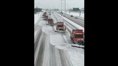 Ето така се чисти снега по пътищата! - Snow Plowing Trucks - Videoclip.bg