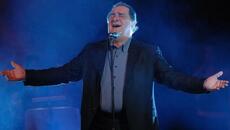 В памет ~ Той е Василис Карас! Βασίλης Καρράς ~ Κλαίει Από Τη Λατρεία Του Κόσμου Θέατρο Πέτρας - Videoclip.bg