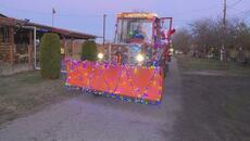 ВЕСЕЛИ ПРАЗНИЦИ! Вижте как Дядо Коледа раздаде подаръци с трактор на децата в Русе - Videoclip.bg