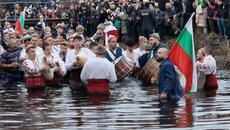 Традиционното мъжко хоро нагази във водите на Тунджа в Калофер - Videoclip.bg