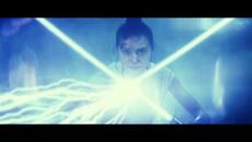 Luke being jealous of Rey using two lightsabers - Videoclip.bg