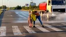 Сърцето на човека - Мъж помогна на възрастна жена на пътят вижте как (видео) - Videoclip.bg