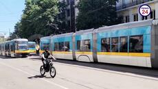 Трамвай блъсна полицейска кола пред съдебната палата в София - Videoclip.bg