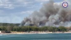 Огромен пожар избухна в гората над Созопол, близо до Каваци, гъст черен дим се вижда отдалеч - Videoclip.bg