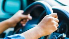 13 Г. ШОФЬОР В БЪЛГАРИЯ - 13-годишен „шофьор“ удари стълб, избяга и разби четири коли пред очите на полицаи - Videoclip.bg