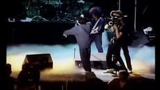 The Cure chante "Close to Me" en live à Orange - Videoclip.bg