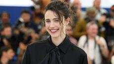 Звездите Изабел Аджани и Маргарет Куоли с музика ❤️ ~ ღڿڰۣڿღ Isabelle Adjani and Margaret Qualley - Videoclip.bg