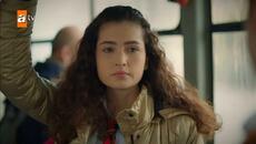 Asiye ve Ömer, yağmurda otobüsten iniyor - Kardeşlerim 6. Bölüm - Videoclip.bg