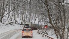 Десетки камиони и автобуси закъсаха на Подбалканския път заради снега - Videoclip.bg
