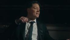 Emanero, Angela Leiva - Podés pedirme perdón (Official Video) - Videoclip.bg