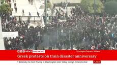 Mass protests in Greece on train tragedy anniversary | BBC News - Videoclip.bg