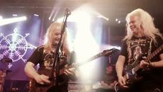 Gitárpárbaj Zsolt Szíjártó (Kárpátia) & Alapi Istvánnal! (Edda) - Videoclip.bg