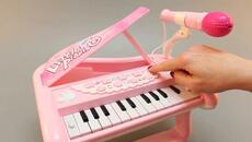 Пиано с микрофон - Videoclip.bg