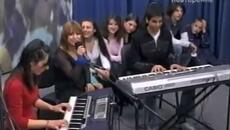 Мими Иванова, Развигор Попов и техните ученици - Лодка по реката - Videoclip.bg