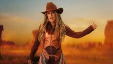 Lainey Wilson - Somewhere Over Laredo (Official Music Video) - Videoclip.bg