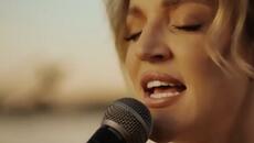 Tijana Bogicevic - Zovi me kad ti se place (Acoustic) - Videoclip.bg