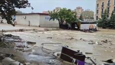 Потопът в Елените взе жертва, хотелите са залети, автомобили се носят във водата - Videoclip.bg