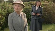 Мис Марпъл - Трупът в библиотеката (The Body in the Library 1984) Е01 - Videoclip.bg