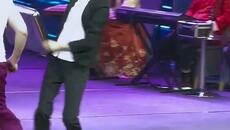 Никой не може да гледа накриво жена,иначе ще отнесе поднос върху тиквата си..... - Videoclip.bg