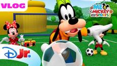 Mickey and Minnie Play a Kick and Stop Soccer Game! ⚽️❤️ | Me & Mickey | @disneyjr  @ESPNJV - Videoclip.bg
