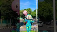 Колелата на Cocomelon на автобуса се въртят - Videoclip.bg