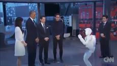 Японският Робот Asimo приветства Президента Барак Обама и играе футбол с него ( Токио ; 2014 ) - Videoclip.bg