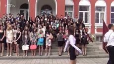 Абитюренти в Пловдив НТГ (15.05.2014) Знамето, химна и рецитала - Videoclip.bg