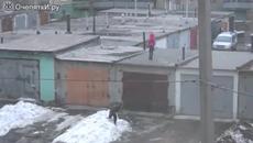 Скок от покрива на гараж като Спайдърмен - Videoclip.bg