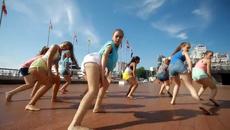 Красиви рускини танцуват яко на морето - Videoclip.bg