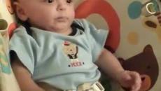 Реакцията на бебок когато вижда пред себе си дистанционото на телевизора - Videoclip.bg