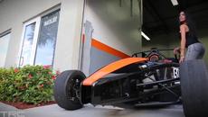 Секси момиче в състезателна кола Ariel Atom 3 ! - Videoclip.bg