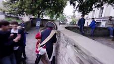 Невероятни майстори на полета! Assassin's Creed Unity Meets Parkour in Real Life - Videoclip.bg