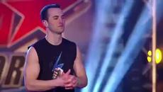 Препятствие се поврежда, но той побеждава в American Ninja Warrior - Joe Moravsk - Videoclip.bg