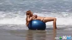 Секси момичета правят "бъгове" по бански 2014 - Videoclip.bg