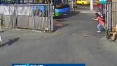 Автобус блъсна спирка на градския транспорт и влезе в заведение - Videoclip.bg